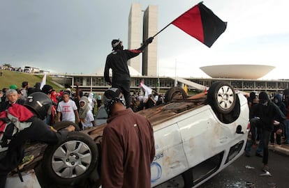 Manifestantes durante ato contra a PEC do Teto em Brasília.