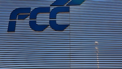 Logo de FCC sobre la sede principal de la firma en Madrid.