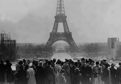 Turistas admirando la Torre Eiffel en1936.