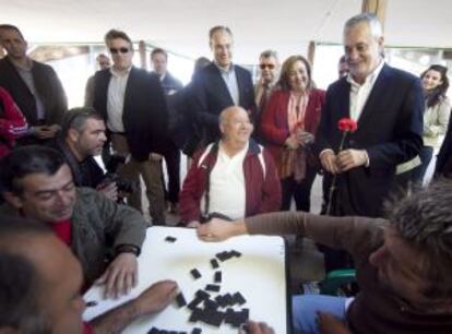 José Antonio Griñán, ayer, con un grupo de vecino de Córdoba.