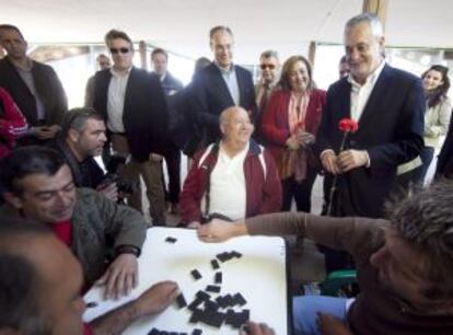 Jos&eacute; Antonio Gri&ntilde;&aacute;n, ayer, con un grupo de vecino de C&oacute;rdoba.