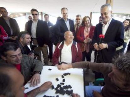 Jos&eacute; Antonio Gri&ntilde;&aacute;n, ayer, con un grupo de vecino de C&oacute;rdoba.