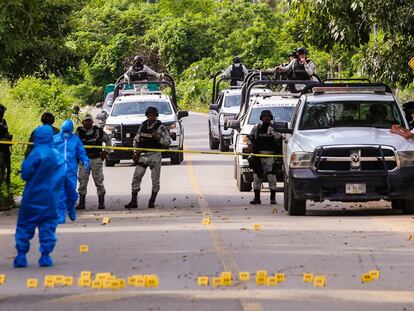 Elementos de la Guardia Nacional llegan al lugar donde fueron ejecutados los policías, en Coyuca de Benítez, en octubre de 2023.