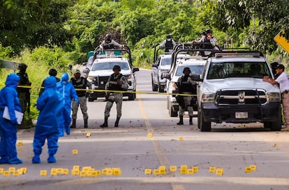 Peritos y agentes de la Guardia Nacional tras el asesinato de una docena de policías, en Coyuca (Estado de Guerrero), el pasado 23 de octubre.