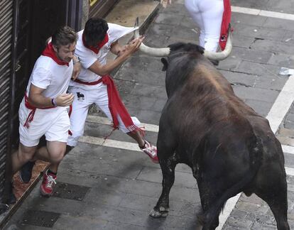 Los toros de la ganadería de Cebada Gago han protagonizado un encierro muy peligroso, durante el segundo encierro de los Sanfermines de 2016.