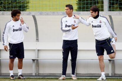 Marcelo, Cristiano Ronaldo y Kaká, en el entrenamiento de ayer del Madrid en Valdebebas.