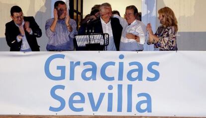 (i-d). Los secretarios generales del PP andaluz, Antonio Sanz, del PP de Sevilla, Jose Luis Sanz, el presidente de los populares en Andalucía, Javier Arenas, y el candidato a la alcaldia de Sevilla, Juan Ignacio Zoido, en el balcón de la sede de los populares sevillanos, tras conocerse los resultados de las elecciones municipales.