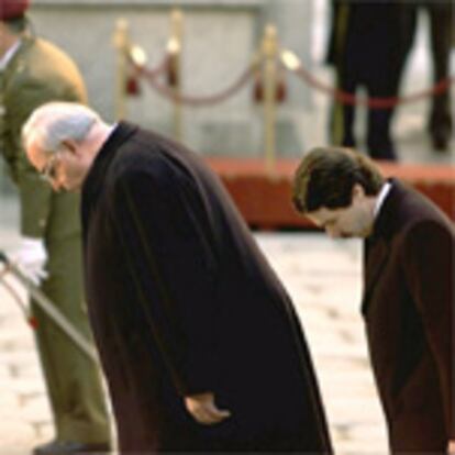 Helmut Koffl invocó ayer, tras la cumbre hispano-alemana de El Escorial, la solidaridad que empujó a Alemania a apoyar la incorporación de España a Europa para afirmar que no se puede frenar la ampliación de la UE al Este, y pidió que todos los socios asuman el coste. En la imagen, Kohl y Aznar rinden honores a la bandera en el patio de los Reyes del monasterio.