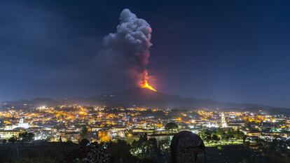 Erupción del Etna desde la ciudad de Pedara, en Sicilia, en febrero de 2021.
