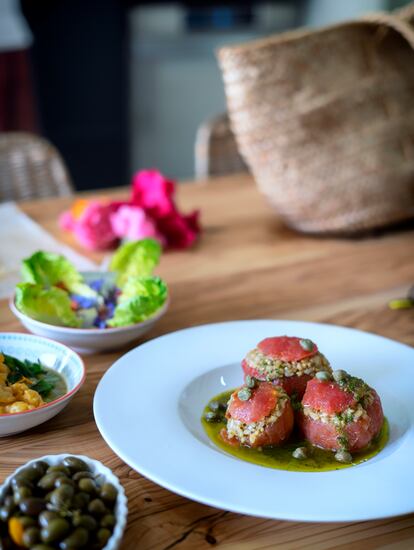 Tomate relleno de arroz integral de Pals con pesto fresco de hierbas aromáticas silvestres y alcaparras.