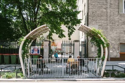 Espacios de descanso con vegetación instalados en
varios distritos de Viena. Las barras que sostienen la estructura refrigeran el ambiente pulverizando agua.