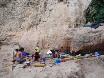 Paleont&oacute;logos trabajando en el yacimiento de El Salt, en Alicante.