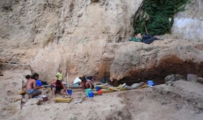 Paleontólogos trabajando en el yacimiento de El Salt, en Alicante.