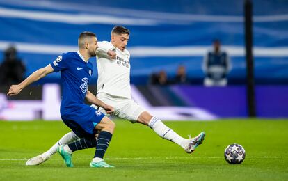 Kovacic y Valverde disputan un balón durante el Real Madrid-Chelsea.