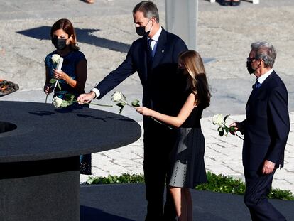 El Rey y la princesa Leonor depositan una flor en memoria de los fallecidos durante la pandemia.
