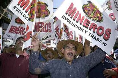 Trabajadores de la minería protestan ayer en Ciudad de México por la injerencia del Gobierno en su sindicato.