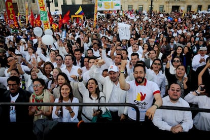 Cientos de personas observan la firma del acuerdo final de paz entre el Gobierno colombiano y la guerrilla de las FARC durante 'El concierto de la Paz', en la Plaza de Bolívar de Bogotá (Colombia).