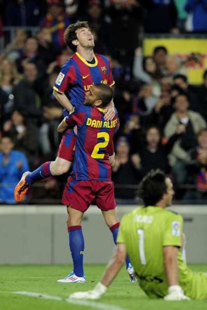 Alves celebra con Messi el segundo gol del Barça.