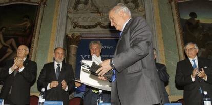 El expresidente del Tribunal Constitucional, Miguel Rodríguez-Piñero, tras recibir el XIX Premio Pelayo.