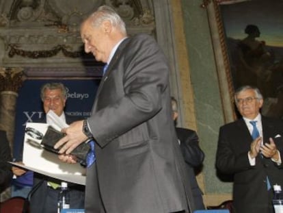 El expresidente del Tribunal Constitucional, Miguel Rodr&iacute;guez-Pi&ntilde;ero, tras recibir el XIX Premio Pelayo.
