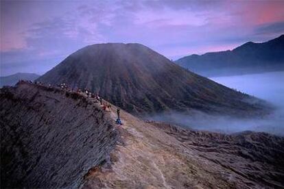 Una excursión por las tierras volcánicas que rodean el activo Bromo, en el parque nacional Bromo-Tengger-Semeru, en la isla de Java.