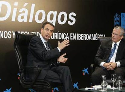 Rodríguez Zapatero junto a Baltasar Garzón en la Casa de América de Madrid.