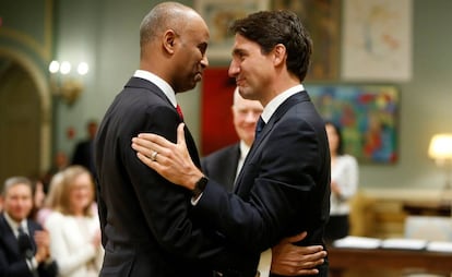 Justin Trudeau (derecha) felicita a Ahmed Hussen, tras su nombramiento en Ottawa. 