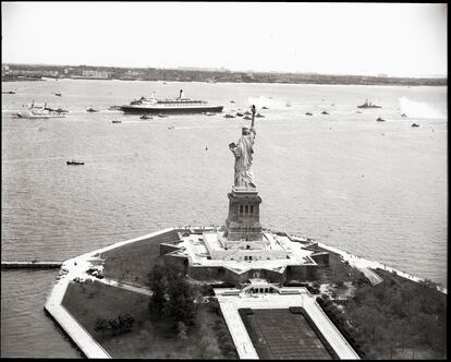 Un crucero entra al puerto de Nueva York junto a la Estatua de la Libertad, en una imagen sin fecha.