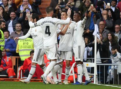 Sergio Ramos felicita a Vinicius, en el primer gol del Real Madrid.