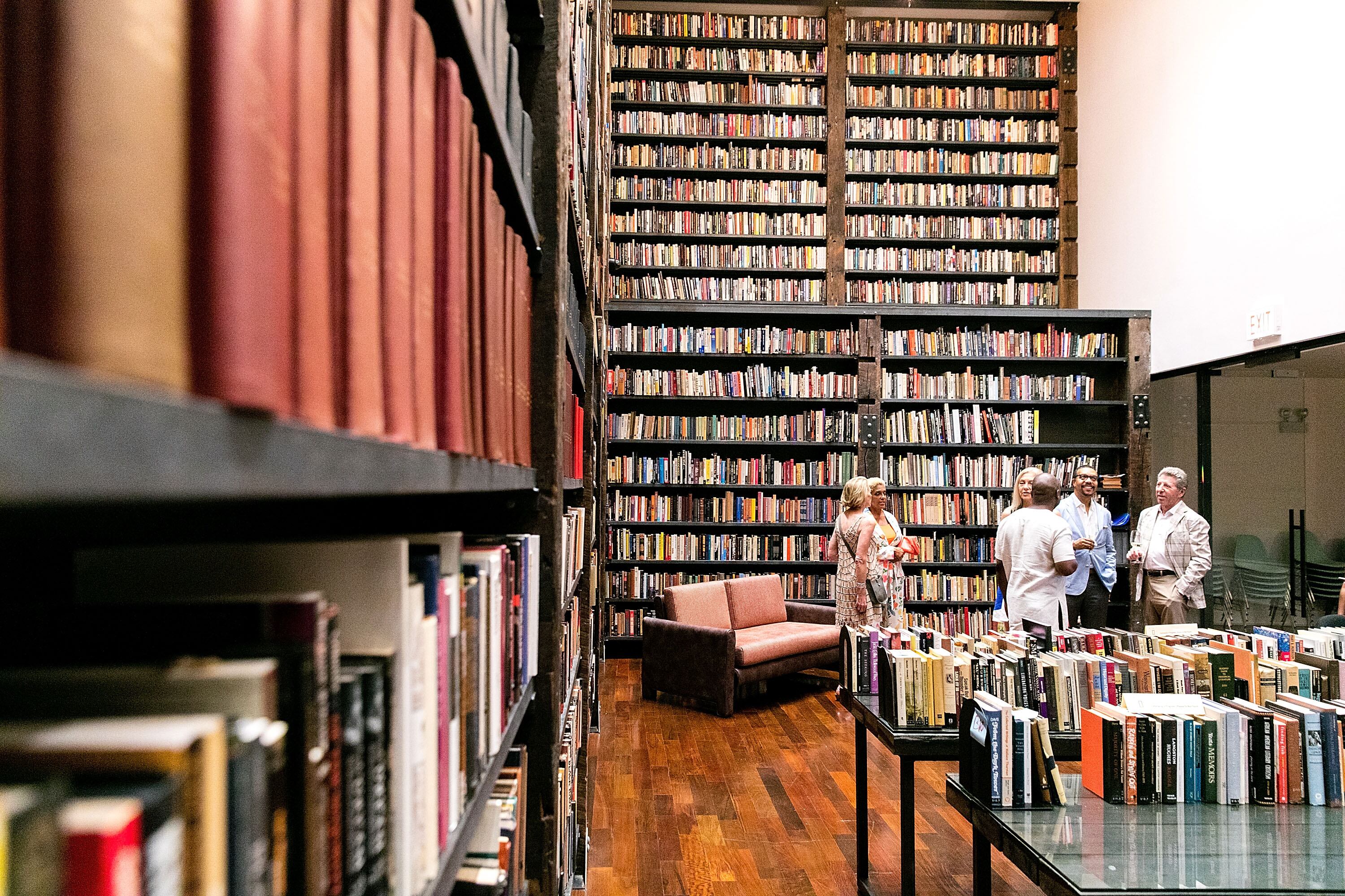 Stony Island Arts Bank, la sucursal de un banco construido en 1923 y abandonado en 1979 que ahora alberga la colección de libros de John H. Johnson, fundador y editor de las revistas 'Ebony' (1945) y 'Jet' (1951). 