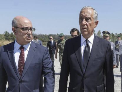 De izquierda a derecha, el ministro de Defensa portugu&eacute;s, Azeredo Lopes; el presidente del pa&iacute;s, Marcelo Rebelo de Sousa, y el Jefe del Ej&eacute;rcito, el general Rovisco Duarte, en la visita a la base de Tancos asaltada.