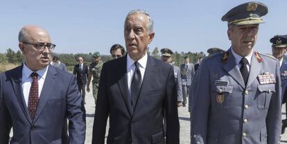 De izquierda a derecha, el ministro de Defensa portugués, Azeredo Lopes; el presidente del país, Marcelo Rebelo de Sousa, y el Jefe del Ejército, el general Rovisco Duarte, en la visita a la base de Tancos asaltada.