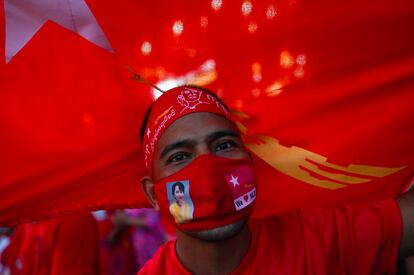 Un partidario de la Liga Nacional para la Democracia de Aung San Suu Kyi, este lunes en Yangón.