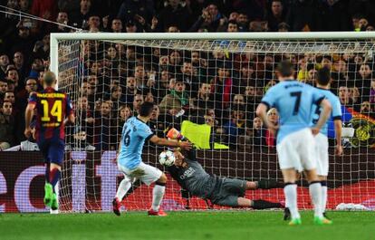 Ter Stegen detiene el penalti lanzado por Agüero. 