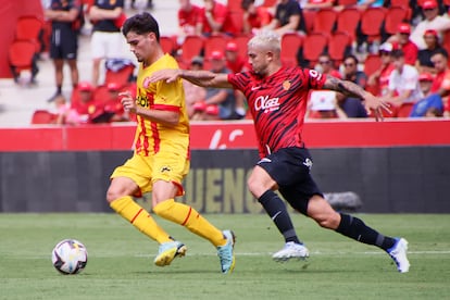 Miguel Gutiérrez protege el balón ante Pablo Maffeo, del Mallorca.