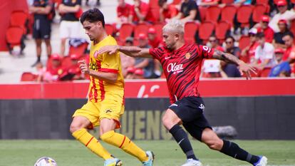 Miguel Gutiérrez protege el balón ante Pablo Maffeo, del Mallorca.