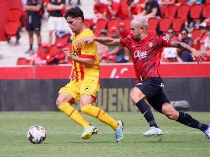 Miguel Gutiérrez protege el balón ante Pablo Maffeo, del Mallorca.