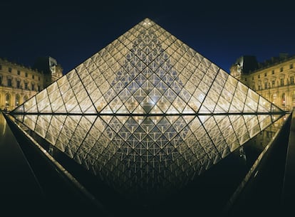 La Pirémide del Museo del Louvre, en París, que da acceso al edificio. Esta construcción de vidrio y aluminio y de estilo internacional fue inaugurada en 1989.