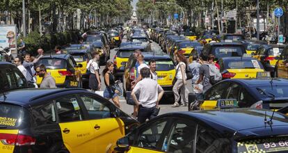 Ambiente entre los taxistas en la primera jornada de la protesta de taxistas que bloquean el paseo de Gracia de Barcelona.