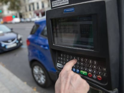 Usuario del SER hace uso de los parquímetros en Madrid.