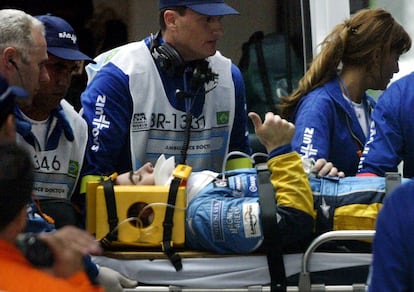 Alonso es trasladado tras un choque en la carrera en el circuito de Interlagos (Brasil), el 6 de abril de 2003.