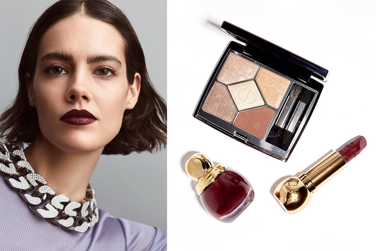 A la izda., vestido y gargantilla, ambos de GIVENCHY. La modelo lleva los labios perfilados con el lápiz Dior Contour de DIOR y coloreados con el labial Diorific (tono Midnight Corolle, 077), de la colección cápsula The Atelier of Dreams de DIOR. A la dcha., Paleta de sombras 5 Coleurs Couture, tono Atelier Doré (65 €), con motivos de la fachada de la maison en la parisina avenue Montaigne; laca de uñas Diorific Vernis, tono Corolle (28,50 €), y labial Diorific, tono Midnight Corolle (45 €), todo de la edición limitada The Atelier of Dreams, de DIOR.