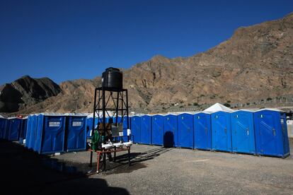 Una vista general de la limpieza y zona de aseo en el campamento o camping para los equipos del Dakar durante la cuarta etapa. 