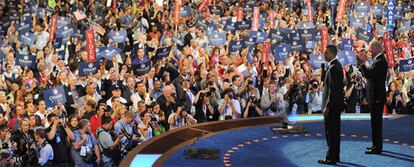 Obama y Biden, en el escenario ante los asistentes a la convención demócrata.