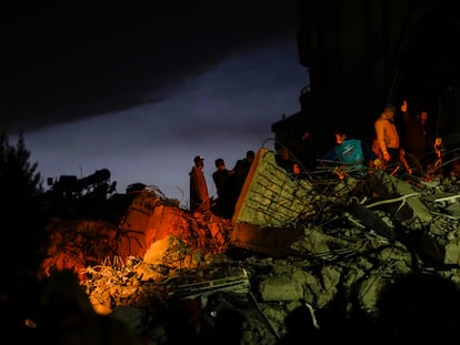 Miembros de los equipos de rescate buscaban supervivientes el martes entre los restos de un edificio destrozado en Adana (Turquía) tras el terremoto.