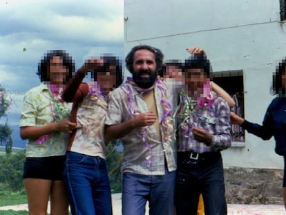 El jesuita Pica, que admitió en su diario haber abusado de decenas de niños en Bolivia, con un grupo de sus alumnos de fiesta en el internado, en los ochenta.