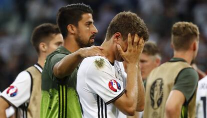 Khedira consuela a M&uuml;ller, tras caer Alemania en la semifinal contra Francia. 
 