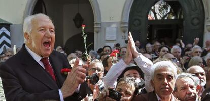 El expresidente Mário Soares asiste a la celebración en la plaza el Largo de Carmo.