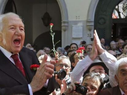 El expresidente Mário Soares asiste a la celebración en la plaza el Largo de Carmo.