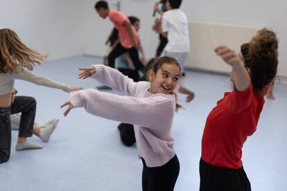 Los alumnos de 6A bailando en el taller de danza de la escuela Santiago Rusiñol. 